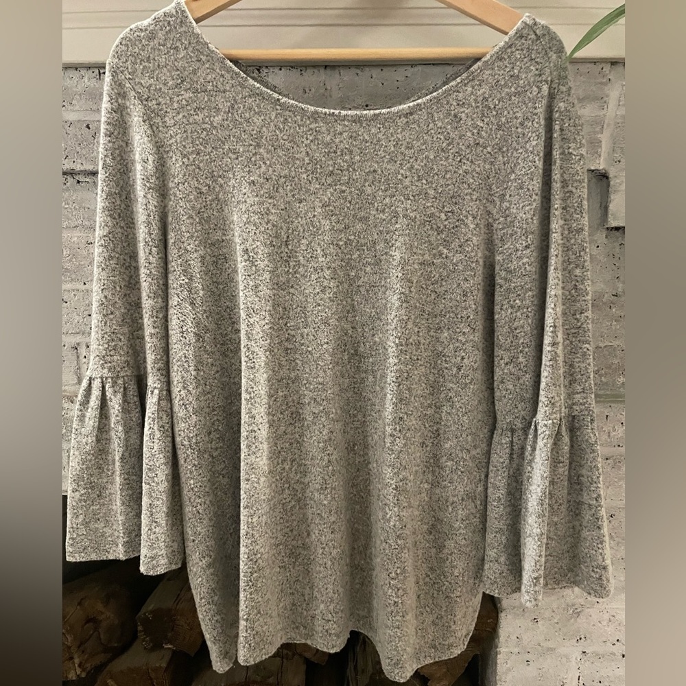 Kenzie bell sleeve 3/4 sleeve stretchy sweater, L